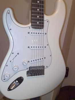 相片: 出售 吉他和其它弦乐器 FENDER - STRATOCASTER