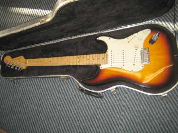 相片: 出售 吉他和其它弦乐器 FENDER STRATOCASTER - FENDER STRATOCASTER