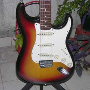 相片: 出售 吉他和其它弦乐器 FENDER - STRATOCASTER