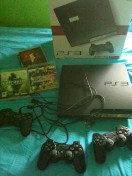 相片: 出售 电子游戏 SONY - PLAY SATION 3SLIM,3 MANDOS Y 2 JUEGOS - PLAY STATION 3SLIM,3 MANDOS Y 2 JUEGOS