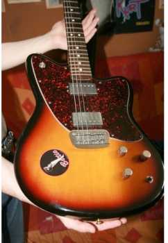 相片: 出售 吉他和其它弦乐器 FENDER - TORONADO