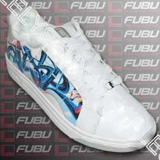 相片: 出售 鞋子 人 - FUBU