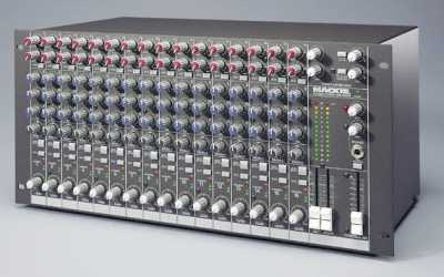 相片: 出售 其他人 TABLE DE MIXAGE MACKIE - LM-3204