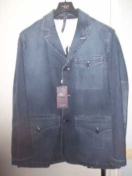 相片: 出售 衣物 人 - TRUSSARDI