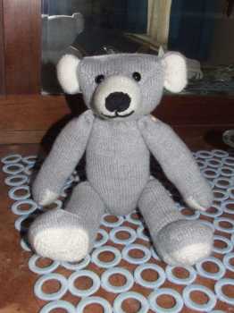 相片: 出售 其它对象 TEDDYBAR MIT KLEIDCHEN & HAUBE - HANDARBEIT