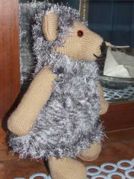 相片: 出售 其它对象 TEDDYBAR MIT KLEIDCHEN & HAUBE - HANDARBEIT