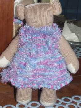 相片: 出售 其它对象 TEDDYBAR MIT KLEIDCHEN HANDARBEIT - HANDARBEIT