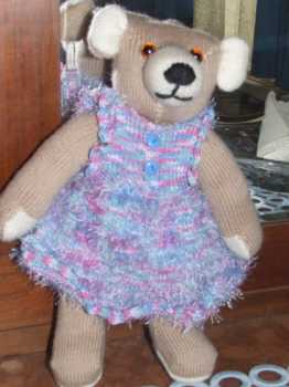 相片: 出售 其它对象 TEDDYBAR MIT KLEIDCHEN HANDARBEIT - HANDARBEIT