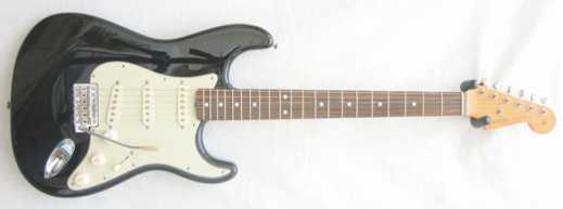 相片: 出售 吉他和其它弦乐器 FENDER - FENDER STRATOCASTER